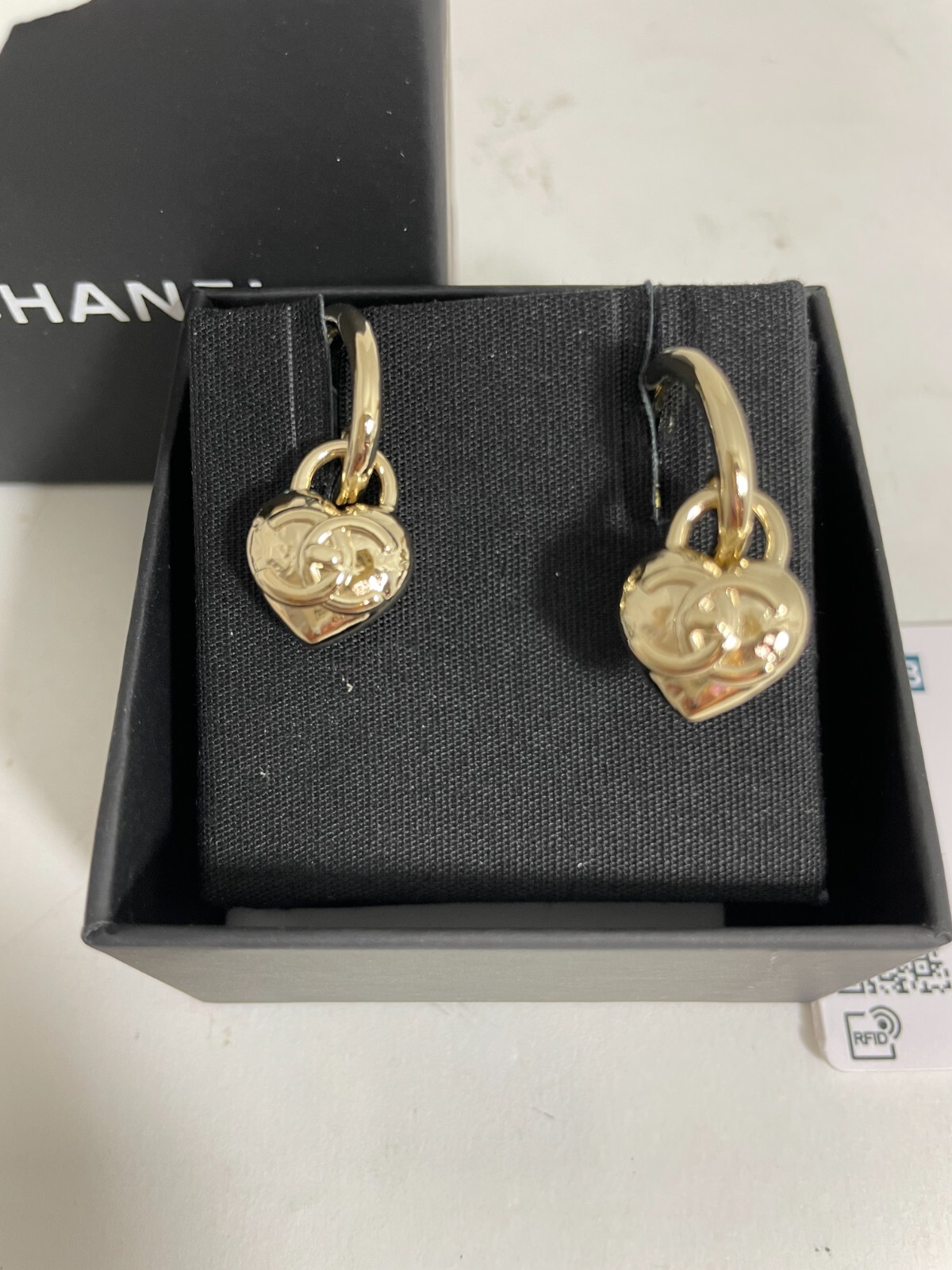 chanel 22p cc heart hoop earrings