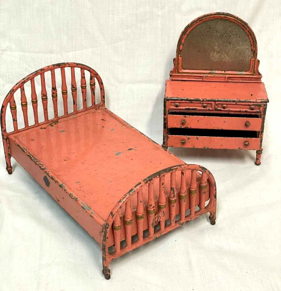 Antiguo juego de cama de muebles de hierro fundido arcade para casa de muñecas 1920-46 Foto 2 de 4