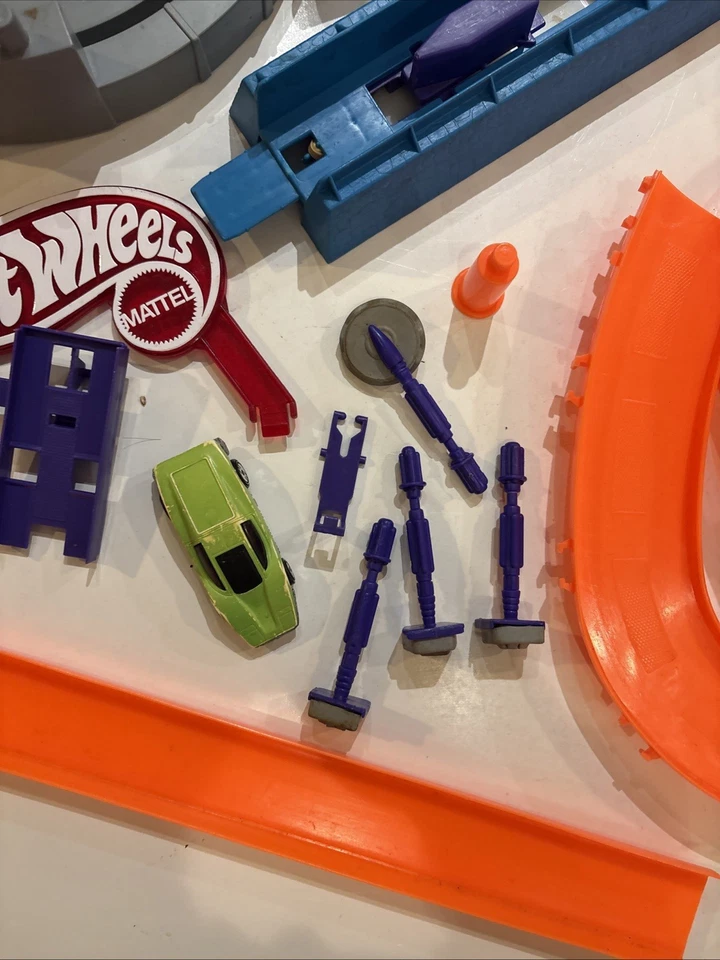 VTG 1994 Hot Wheels Color FX Loop & Splash W/Car. Incomplete - Image 3 of 4