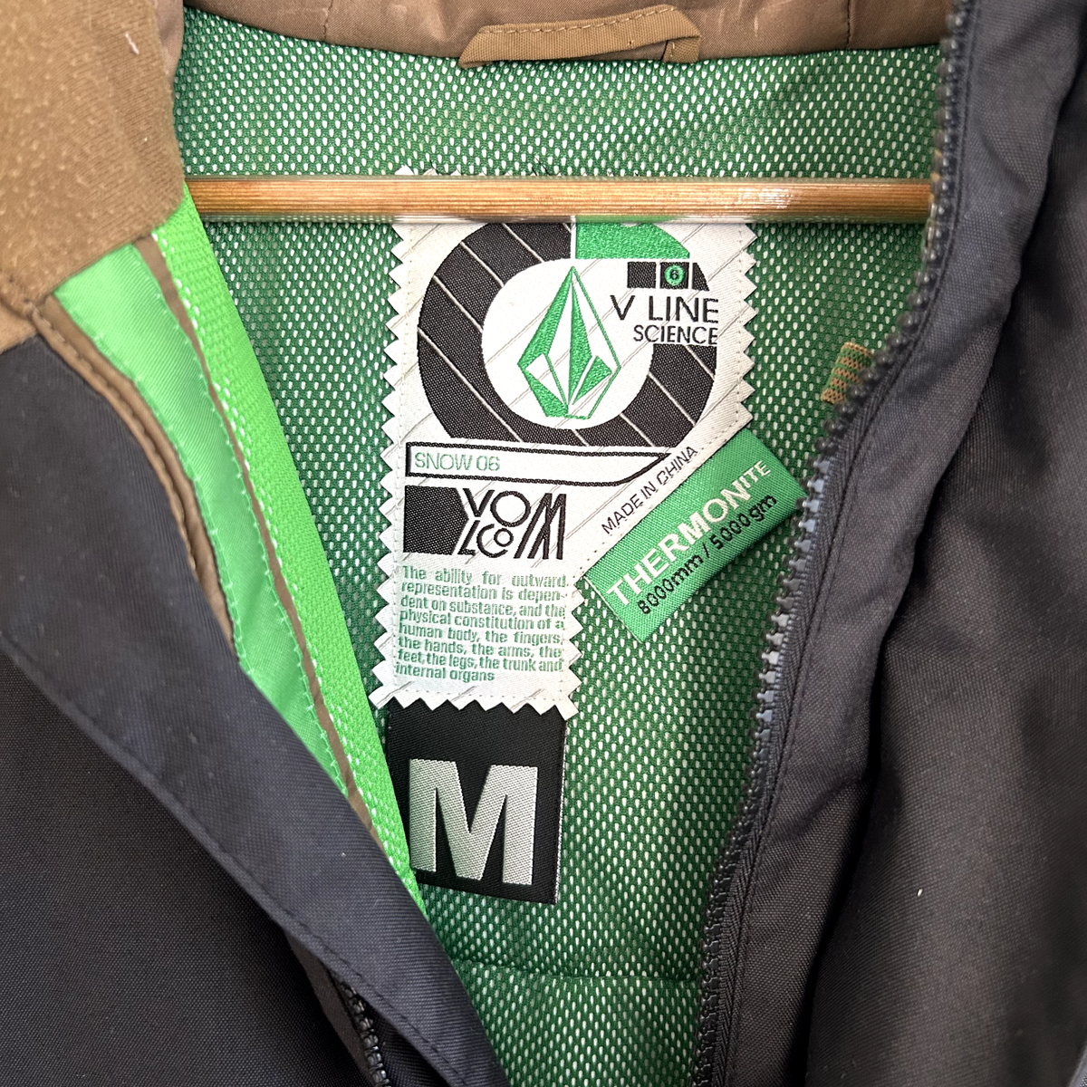 Volcom Y2K Insulated Snowboard Jacket Mens M 2006 Ski Black V-Line 