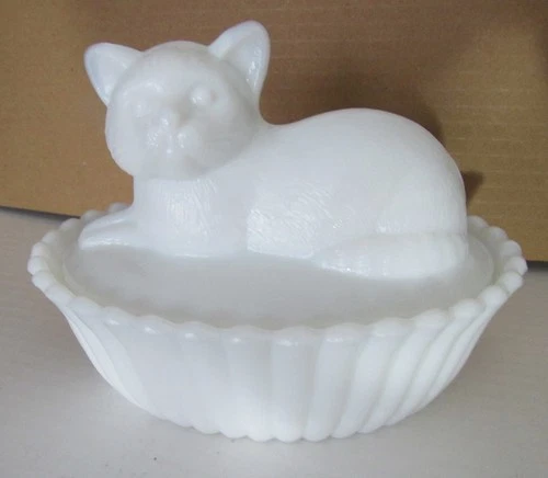 Westmoreland Glass Milk Glass Covered Cat on a Basket Vintage Dish