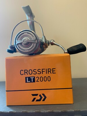 【新品未使用】ダイワ 26クロスファイア LT2000S Amazon | ダイワ(DAIWA) スピニングリール クロスファイア LT シルバー