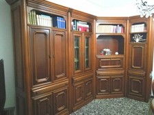 Mobile parete ad angolo per soggiorno/taverna in noce tanganica, con vetrina-bar