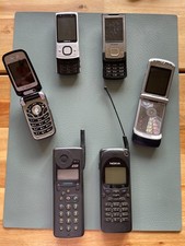 Konvolut 16 alter Handys/Mobiltelefone. Für Bastler, zur Deko. Ohne Ladekabel. 