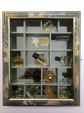 Parfum-MINIATUREN-SAMMLUNG, mit verspiegeltem Setzkasten * 13 Stück *