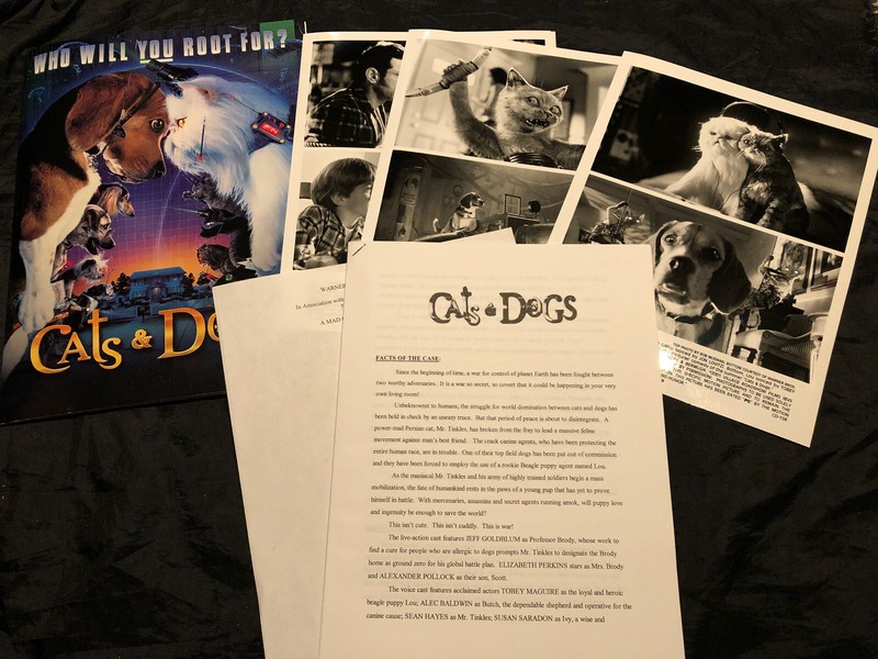 Cats and Dogs Press Kit w/ Photos 2001 - Jeff Goldblum - Elizabeth Perkins