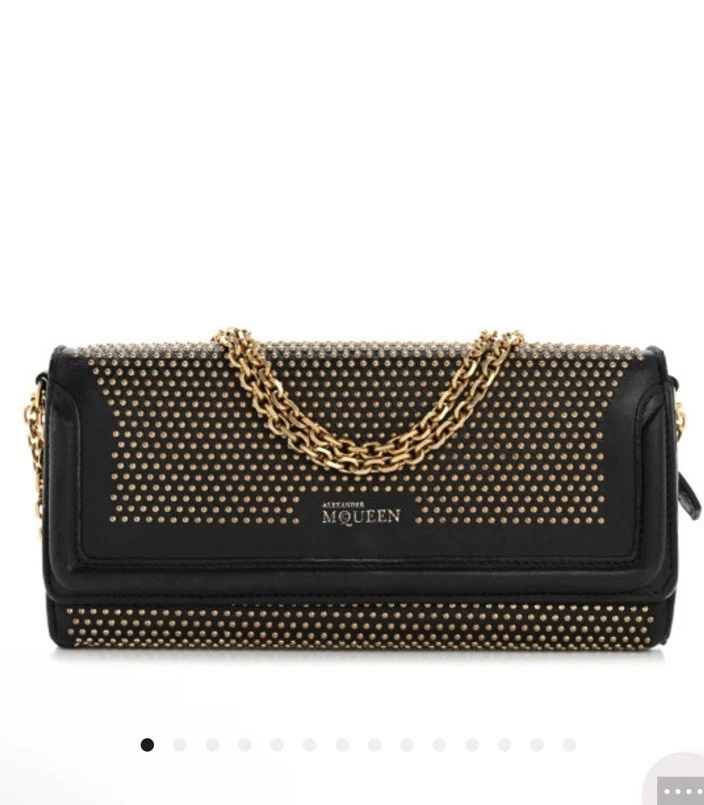 Cartera/cartera Alexander Mqueen de piel de becerro con tachuelas con cadena negra Foto 2 de 4