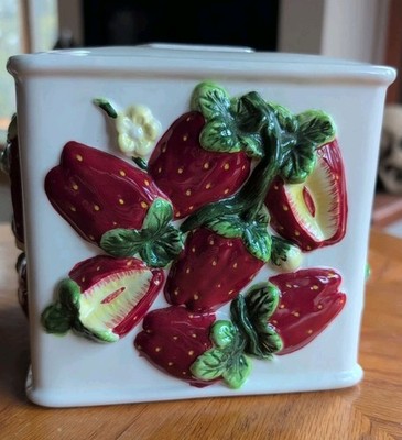 Ceramic Tissue Box Cover Strawberries by ACK Cottagecore Vintage Grannycore