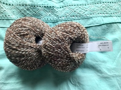 500 g braun-meliertes weiches Garn 50 % Schurwolle ca. 250 m Lauflänge