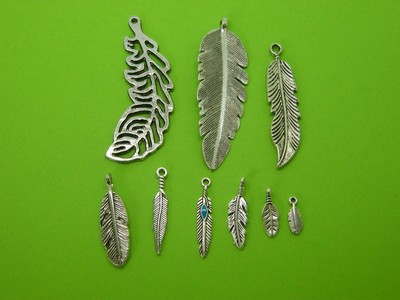 The Feather Collection - 9 antike silberfarbene Charms