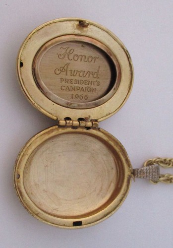 AVON PRESIDENT'S CLUB AWARD CAMEO NECKLACE - 1966 - Picture 4 of 5