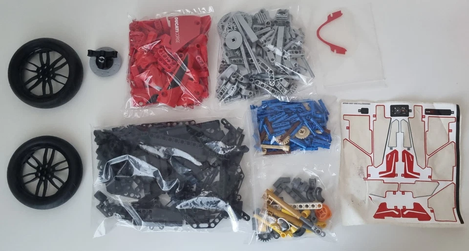 LEGO Technic 42107 Ducati Panigale V4 R, foto 1 di 3