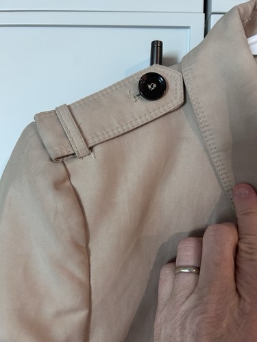 Zara Damen Khaki Trenchcoat mit Land Rover und Jaguar Sponsoring Logos. M RAR - Bild 4 von 9