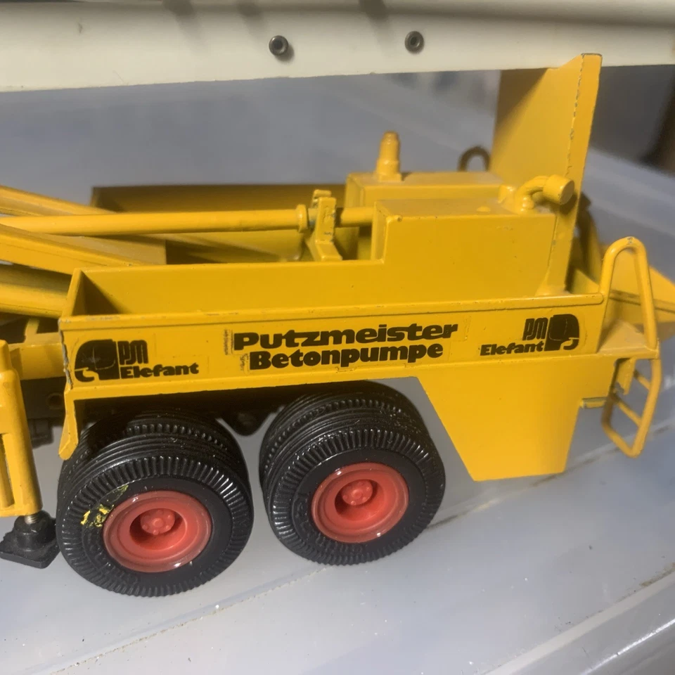Mercedes Benz BRF 2112 M31/27 Conrad 1:50 Concrete pump Putzmeister 1:50 No Box - Image 2 of 4