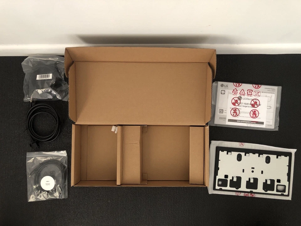 LG UltraFine 5K 27” Monitor (27MD5KL) Designed For Apple - Image 4 of 4