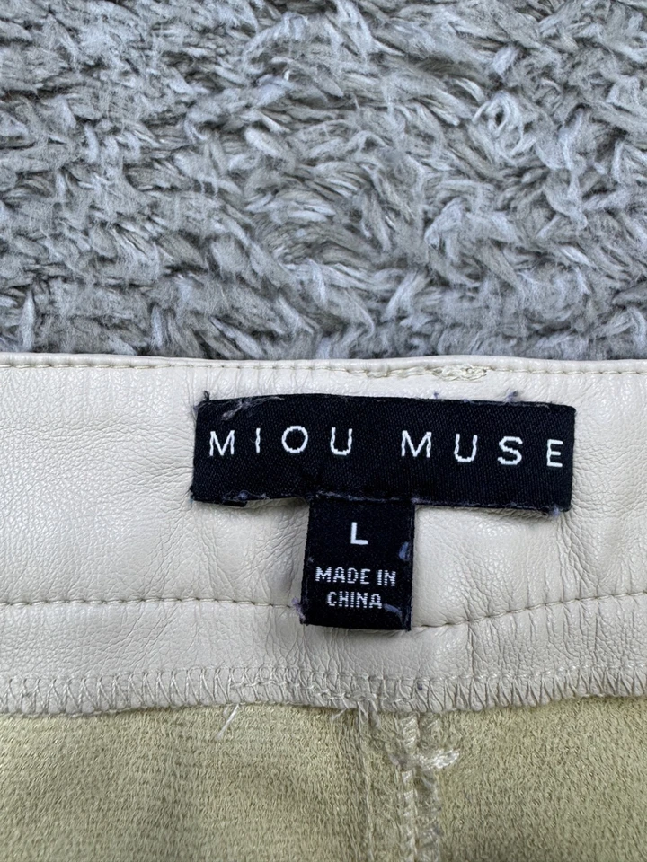 Pantalones de motociclista Miou Muse de imitación de cuero para mujer grandes cremoso marfil tiro alto recto Foto 3 de 4