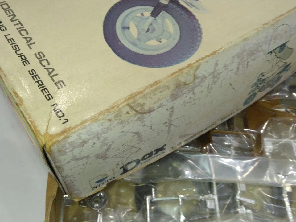 Nitto 1/8 Honda Dax Model Kit Plastic Motorcycle Scale Model Assembly Hobby Kit - Image 4 of 4