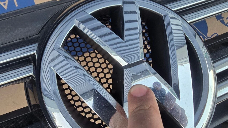 Volkswagen Tiguan VW 2012-2017 OEM parachoques delantero parrilla cromada superior Foto 2 de 4