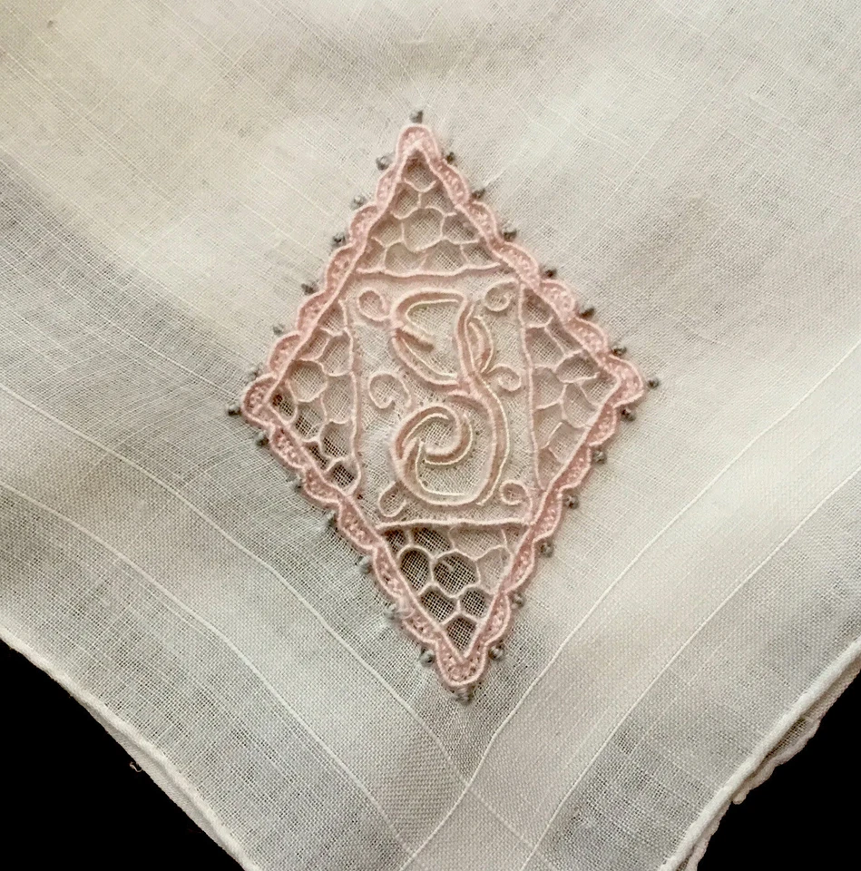 Pañuelo de Boda de Colección Dulce Madeira Marfil Hecho a Mano Rosa Monograma Corte J Foto 2 de 4