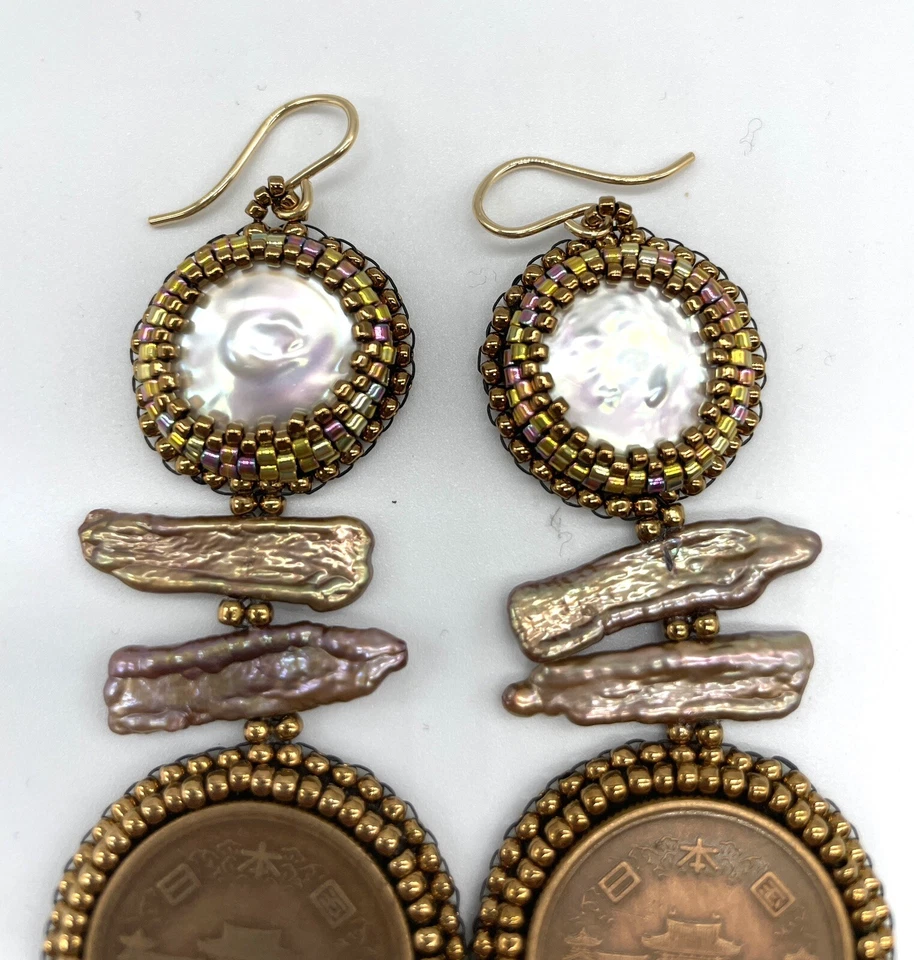 Monedas chinas antiguas bordadas con cuentas y pendientes de perlas Keshi Foto 3 de 4