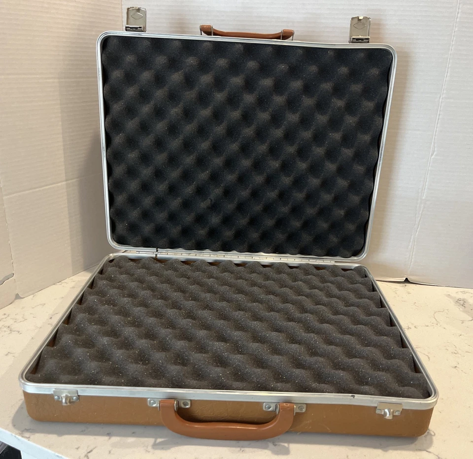 Estuche rígido protector de pistola DOSKOCIL 18”x14”x4,5” marrón patrón de cocodrilo con espuma de colección Foto 3 de 4