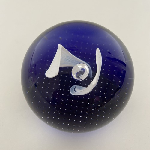 CAITHNESS GLASS PAPERWEIGHT - Dark Blue / White Petal Swirls. C21/94 - Picture 3 of 24