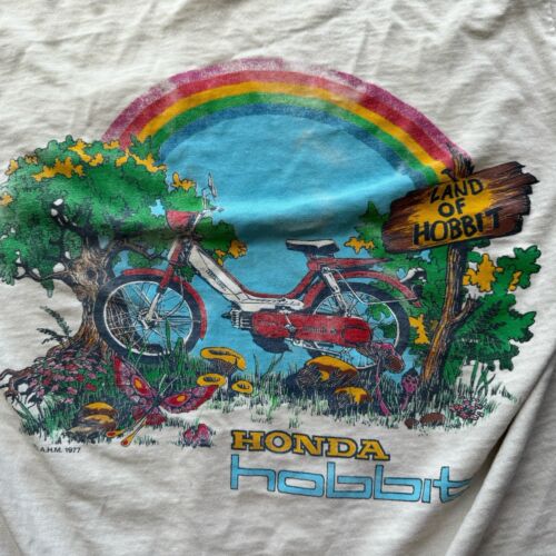 Rara T-shirt 1977 Honda Hobbit Land Of Hobbit taglia small ciclomotore/scooter - Foto 1 di 16