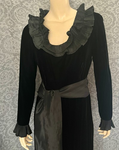 Gorgeous 1970s Inky Black Velvet Victor Costa Gown, Pleated Collar, Sm - Med - Picture 6 of 10