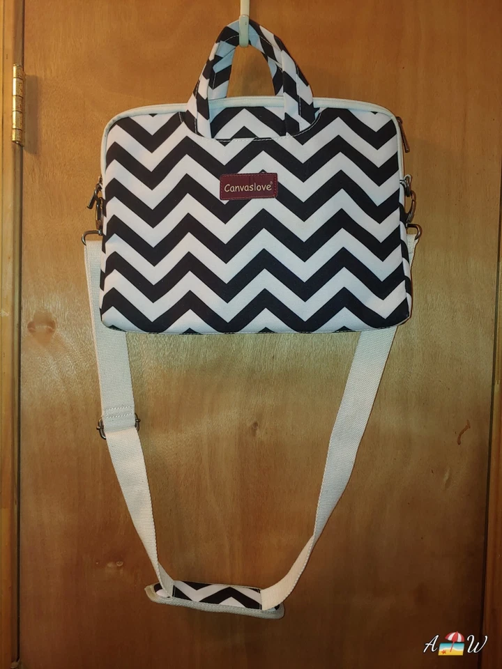 Bolso de hombro Canvaslove Chevron blanco y negro para computadora portátil usado en excelente estado Foto 2 de 4