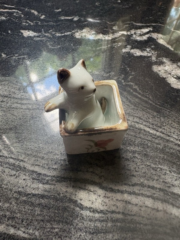 Vtg Porcelain White Cat/Kitten In Box Hand Painted Flowers Miniature 2" Figurine