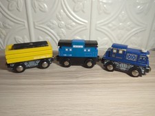 Toys R' Us Wooden Train BLUE CABOOSE  2 CARGO CARS works w/Thomas Tank, Brio 