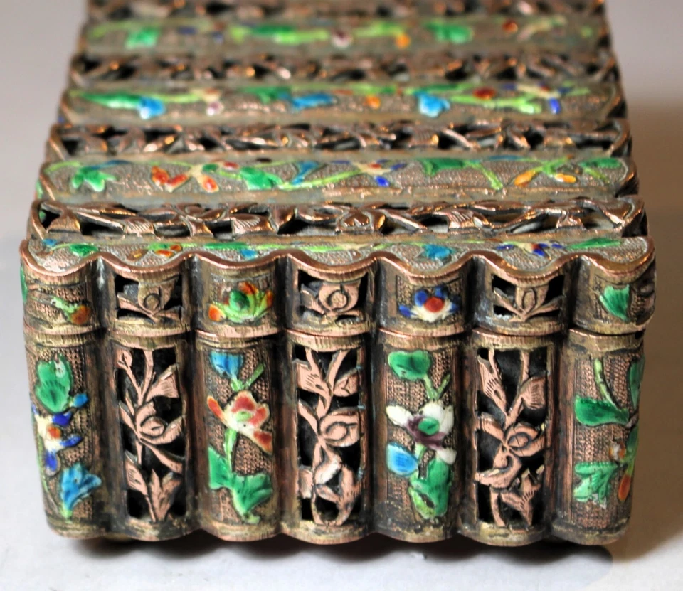 Caja de baratija china de cobre cortada con traste Qing tardío decorada con esmalte floral c1890 Foto 4 de 4