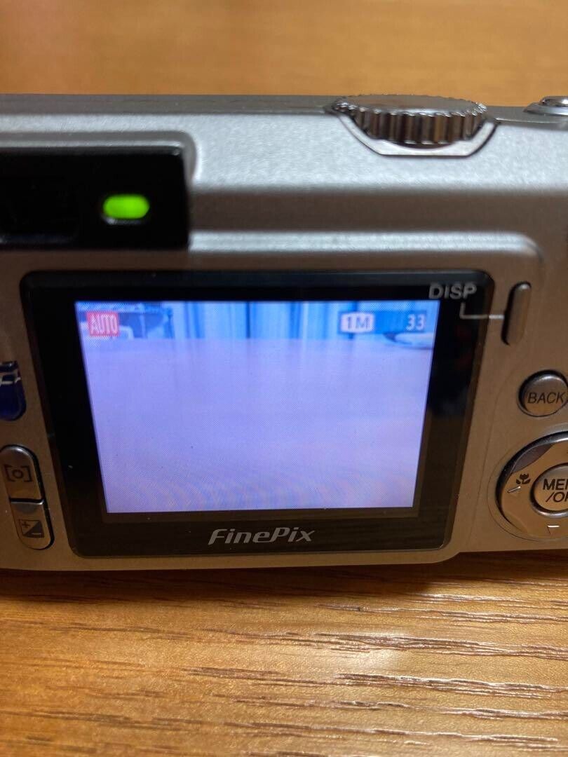 FUJIFILM FinePix F700 Sliver Color Compact Digital Camera FUJIFILM FinePix F700 Sliver Color Compact Digital Camera