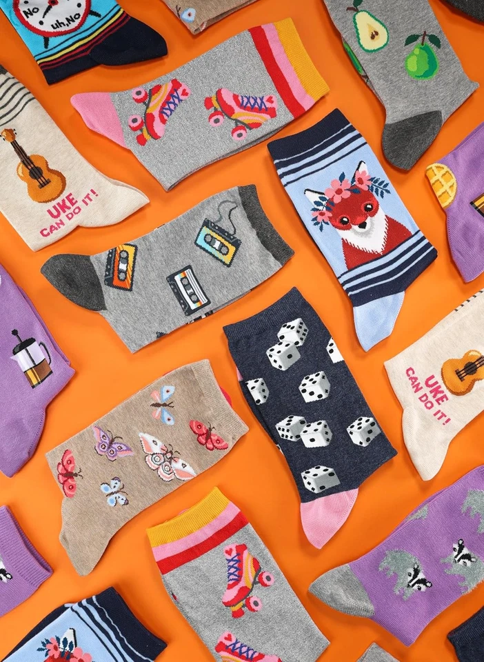 Hot Sox Para Mujer Novedad Patrón Geométrico Crew 4-10, Lunares Pequeños (Negro) Foto 4 de 4