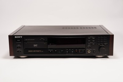 Sony DTC-300ES DAT Recorder Digital Audio Tape Deck mit Holzwangen