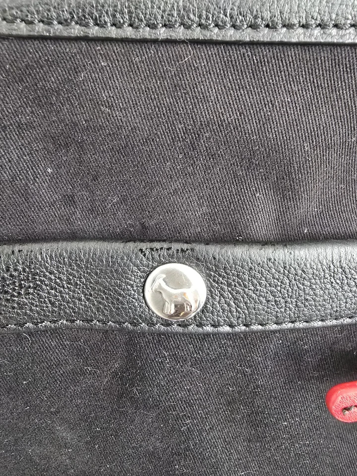 Bolso de hombro ED Etienne D de cuero gamuza negro con encanto de amor rojo Foto 2 de 4