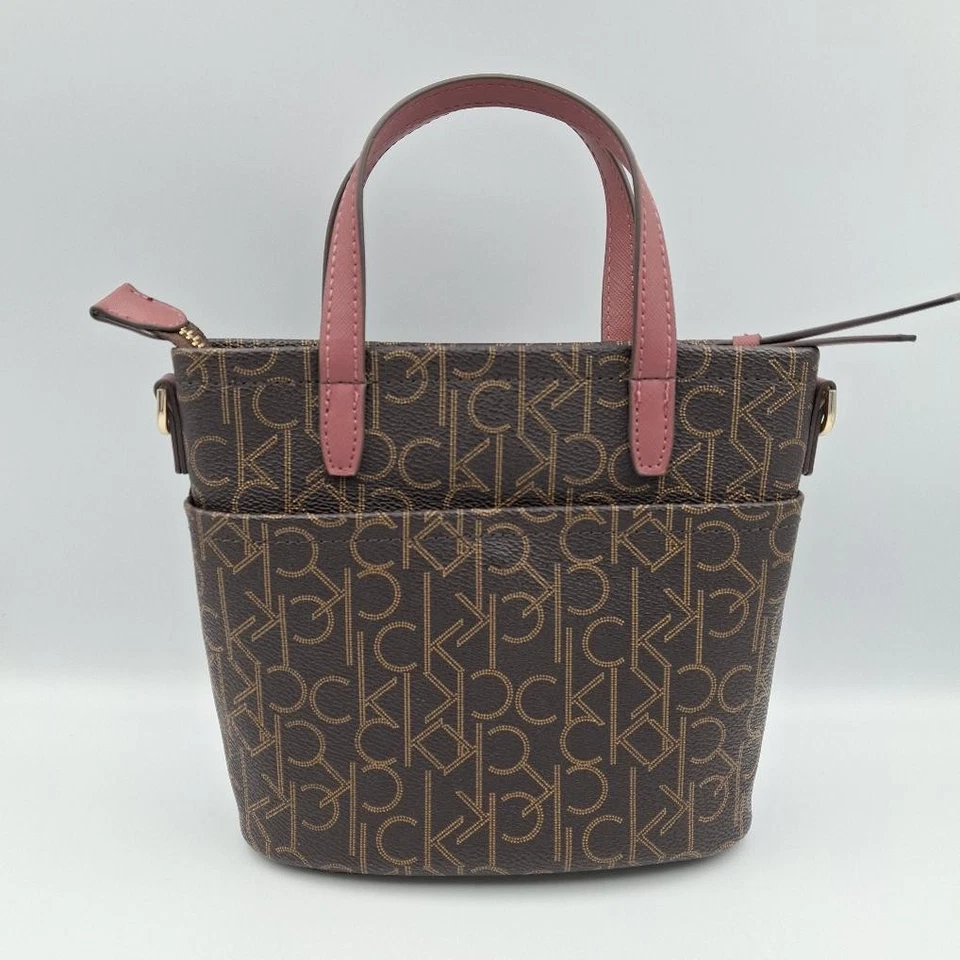 Calvin Klein CK 签名 PVC 棕色和 Terra 玫瑰小号斜挎包钱包 — 第 4/4 张图片