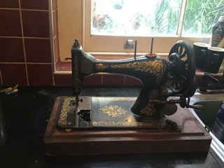 SINGER Vintage Mechanical Hand Crank Sewing Machine with Wooden Case 1893.