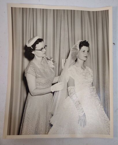Vintage Wedding photo Bride and Mother 1940s-50s 8"x10" - Photo 1 sur 2