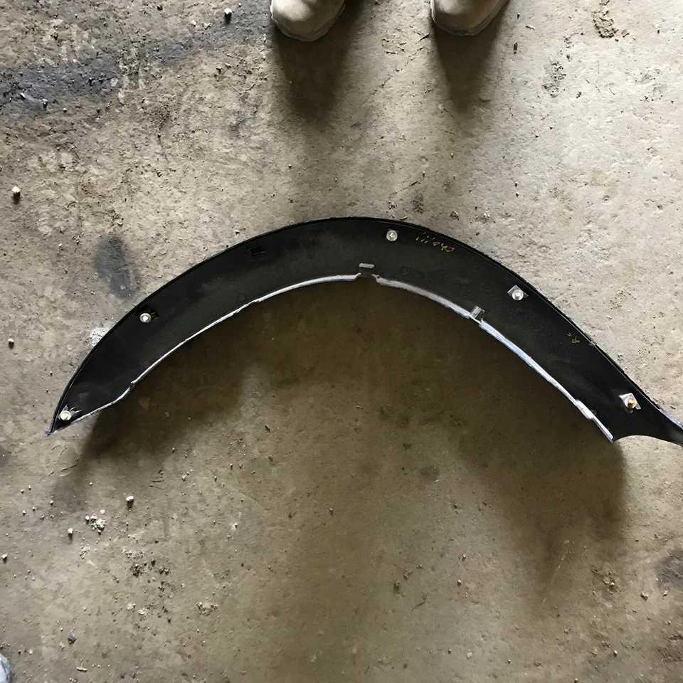 00 01 02 03 04 Guardabarros delantero derecho Mitsubishi Montero Sport moldura acampanada Foto 2 de 2