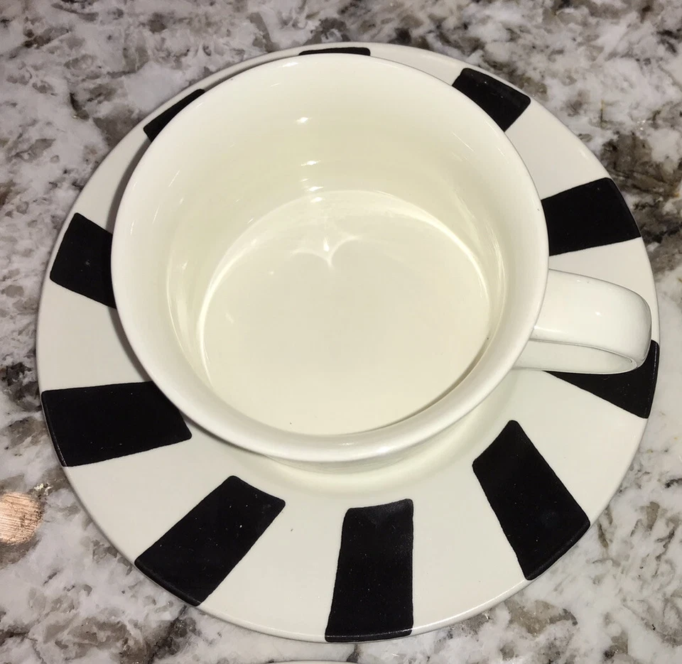 LOTE DE 4 JUEGOS DE TAZAS Y PLATILLOS MIKASA ANSONIA CAA66 LAURIE GATES NEGRO GEOMÉTRICO USADO EN EXCELENTE ESTADO Foto 4 de 4