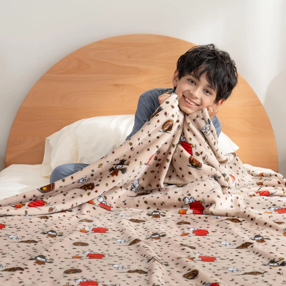 Peanuts® VelvetLoft® Niedliche Figur Snoopy Plüsch Übergroße Kinder-Decke, - Bild 4 von 4