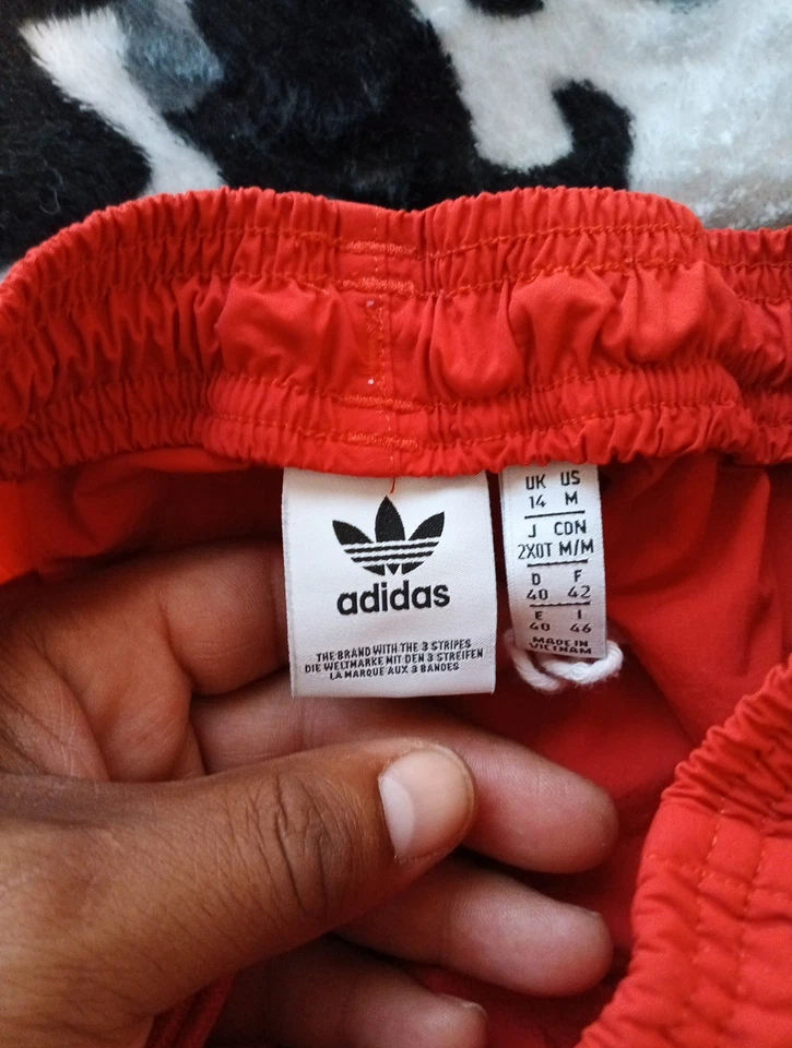 Pantalón Corto de Natación Adidas Originales Hombre Rojo/Blanco 3 Rayas (GN3526) Talla M  Foto 2 de 4