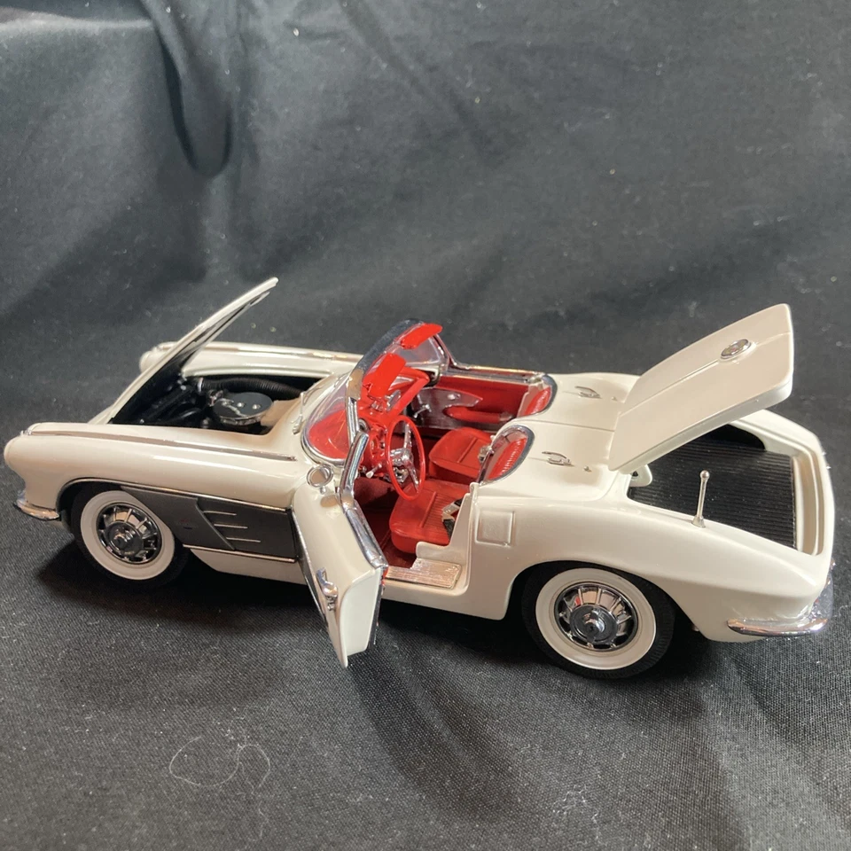 Chevrolet Corvette Danbury 1961 como nuevo blanco armiño escala diecast 1:24 con caja🔥 Foto 3 de 4