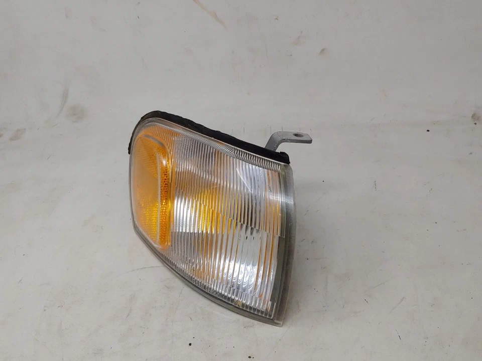 Лампа указателя поворота правосторонняя для Subaru Impreza 1993-2001 годов выпуска от оригинального производителя - Изображение 3 из 4