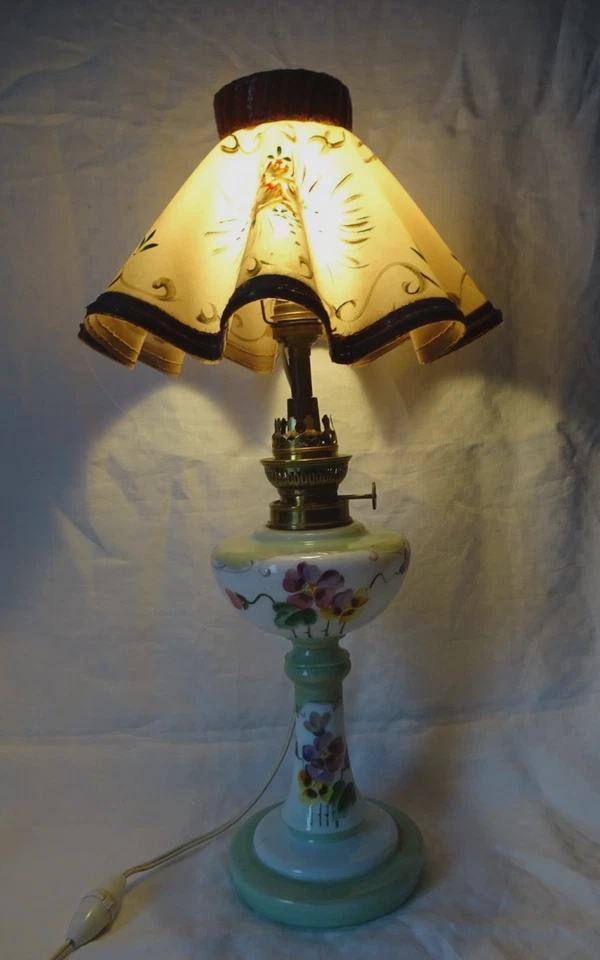 ANCIENNE LAMPE A PETROLE ELECTRIFIEE OPALINE EMAILLEE ABAT-JOUR RHODOID ,PENSEES - Photo 4/4
