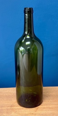 Grüne leere Weinflasche aus Glas, 1,5 l Etiketten für Korken entfernt