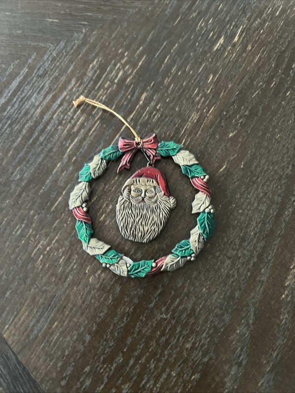 Vintage RUSS HEIRLOOM COLLECTION SANTA IN WREATH CHRISTMAS ORNAMENT