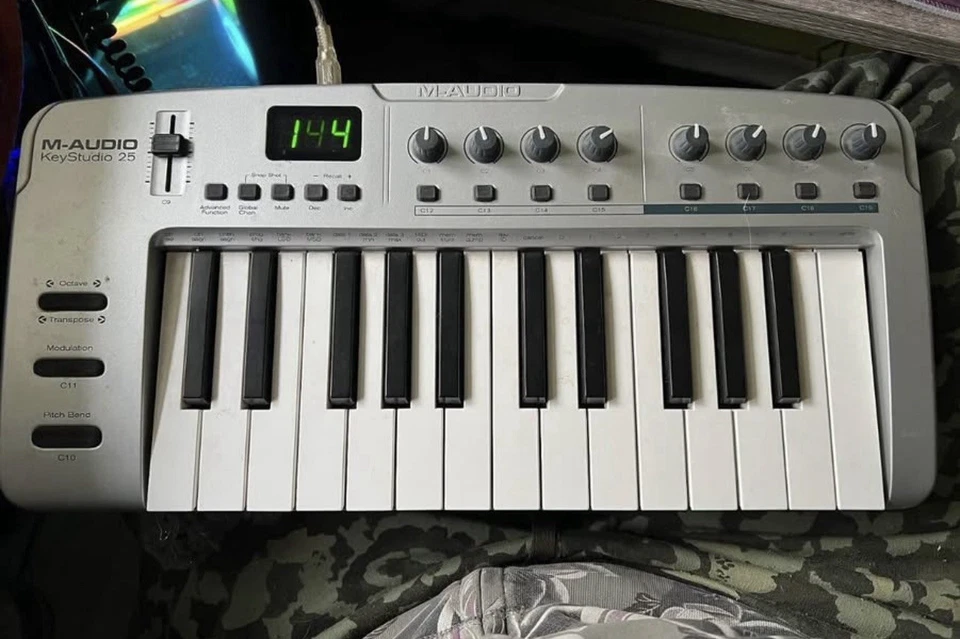 M-Audio KeyStudio 25 MIDI Keyboard Controller 2006 - 2007 - Silver Working - Image 3 of 4