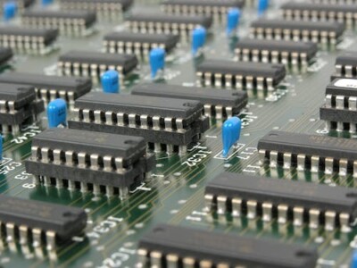 Verschiedene elektronische ICs, Aufputz und Durchgangsloch.